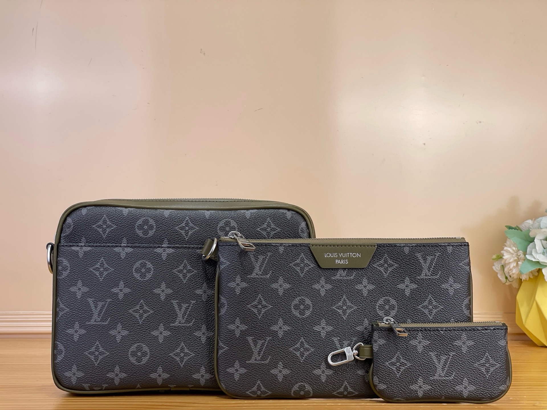 Сумка мужская Louis Vuitton Trio из канвы и кожи чёрно-зелёного цвета