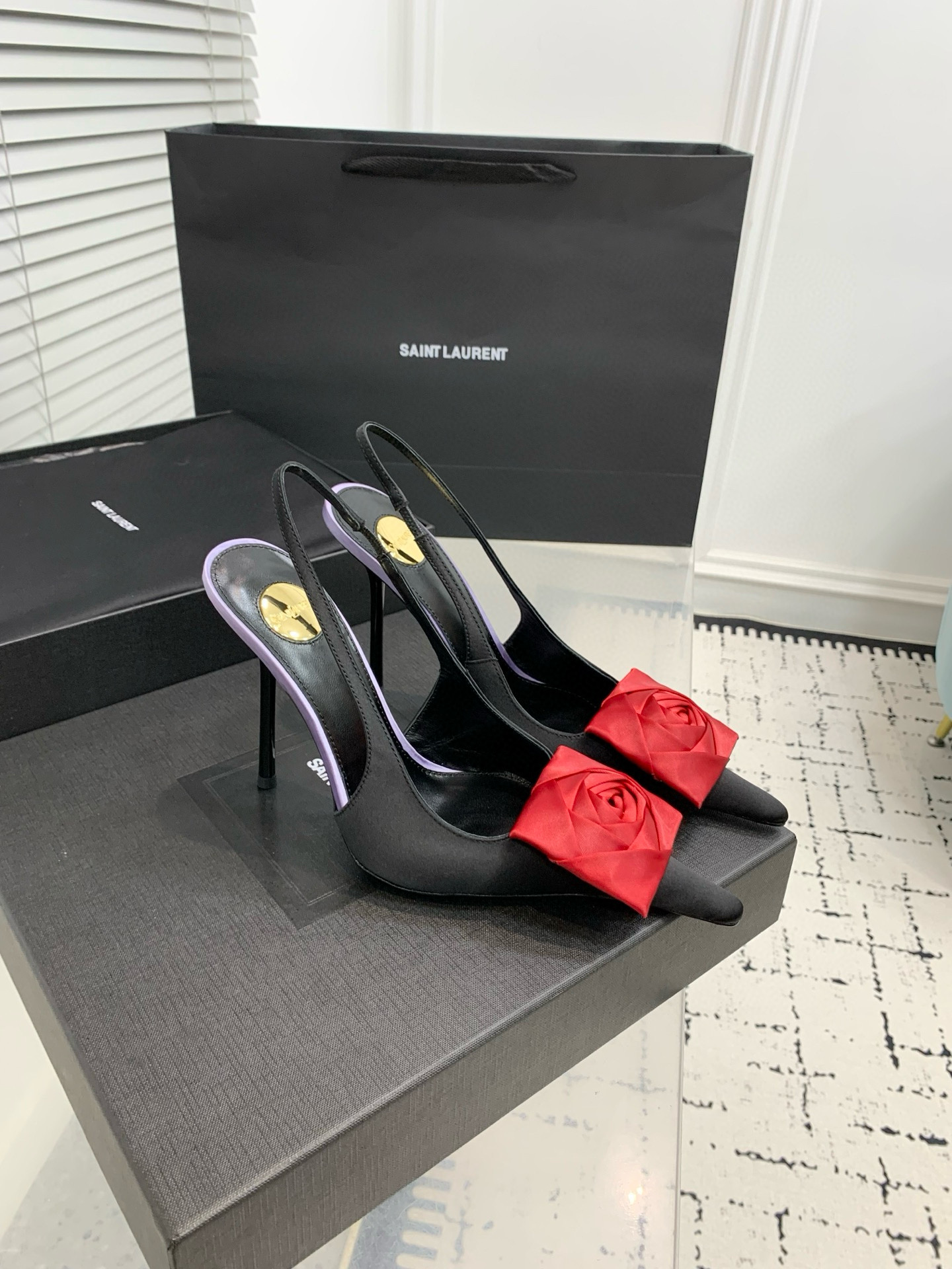 Туфли женские Saint Laurent с цветком slingback чёрного цвета с красным декором