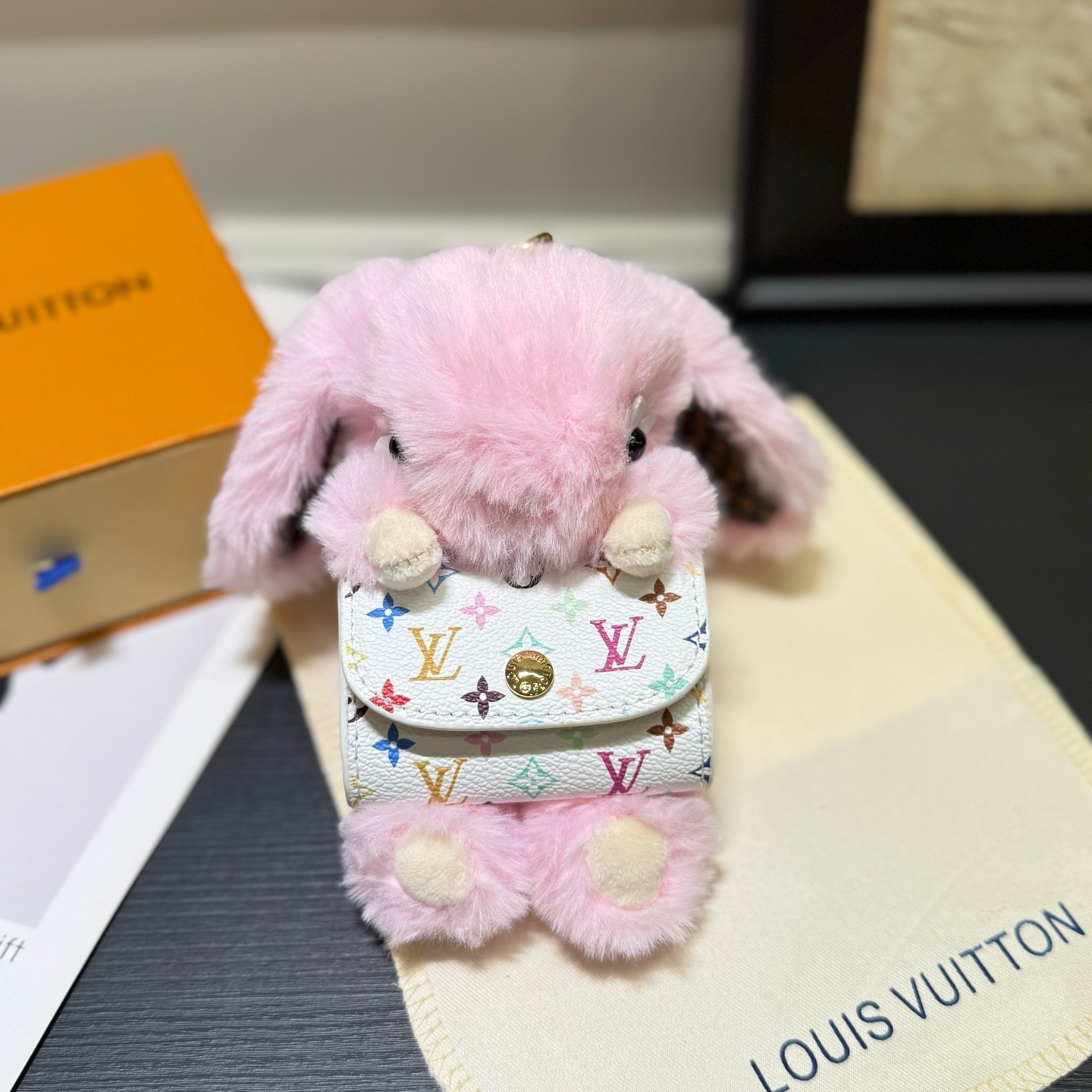 Брелок женский Louis Vuitton LV Cute Bunny розового цвета