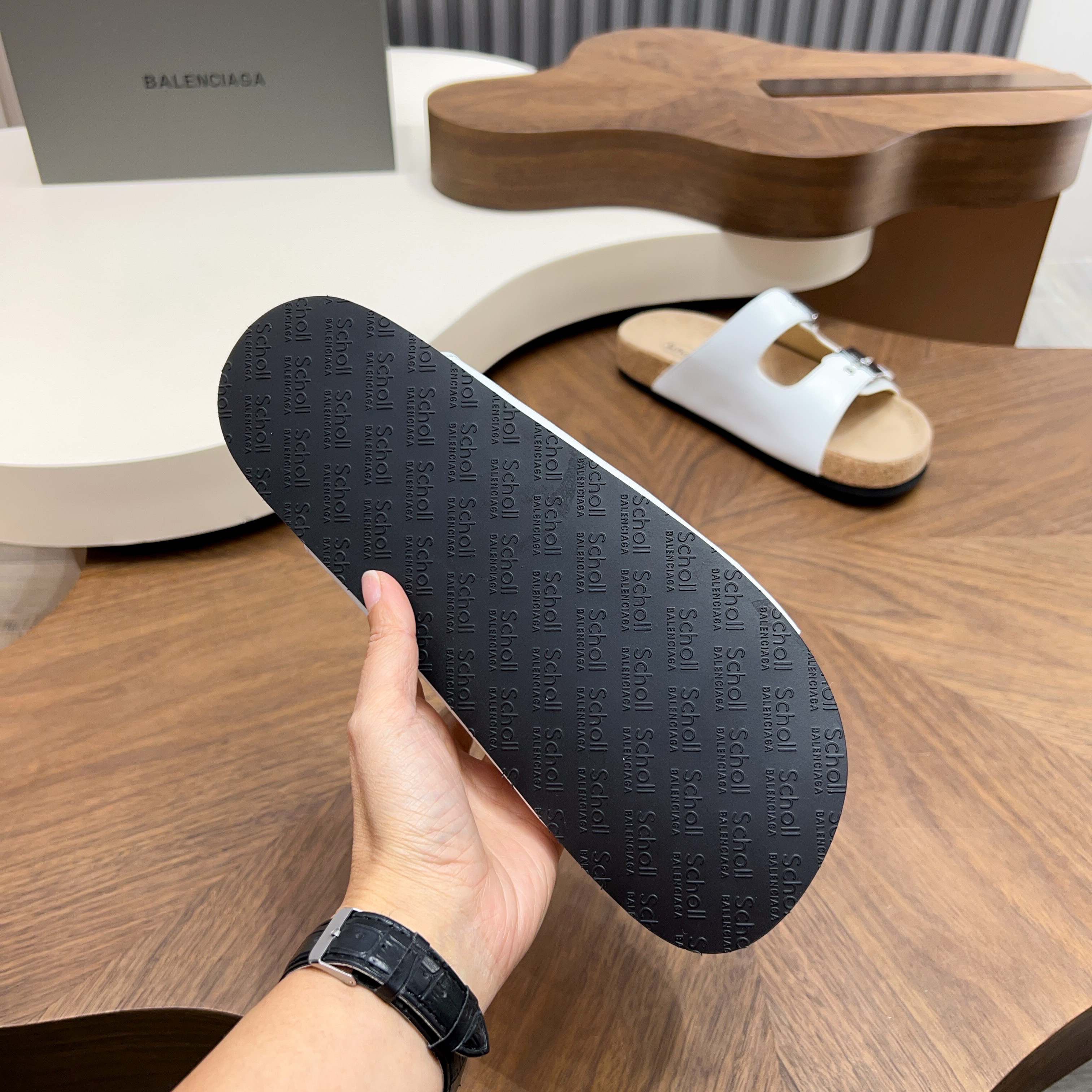 Сандалии мужские в стиле Balenciaga с пробковой подошвой белого цвета