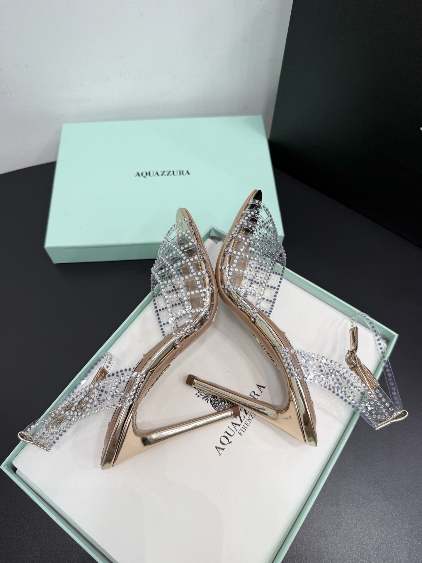 Босоножки женские  Aquazzura бежевого цвета