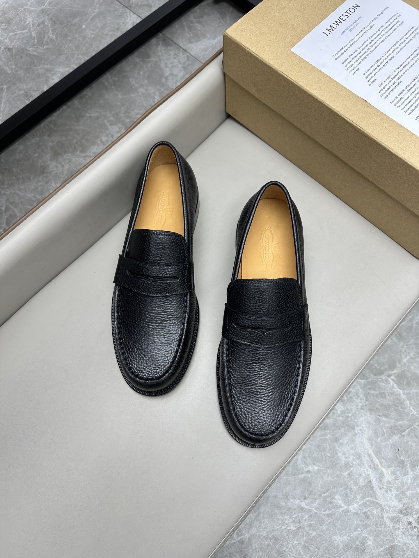 Лоферы мужские в стиле J.M. Weston черного цвета