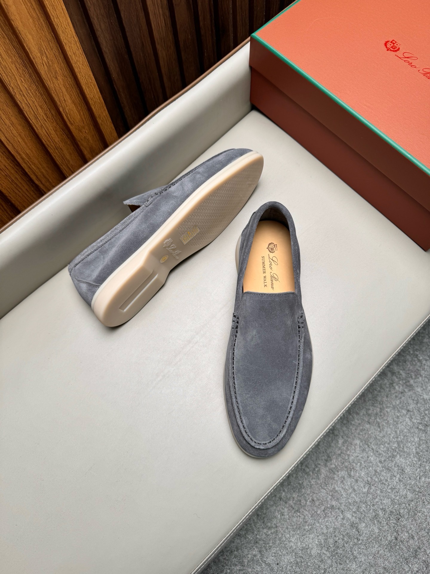 Лоферы унисекс в стиле Loro Piana из натуральной замши серого цвета