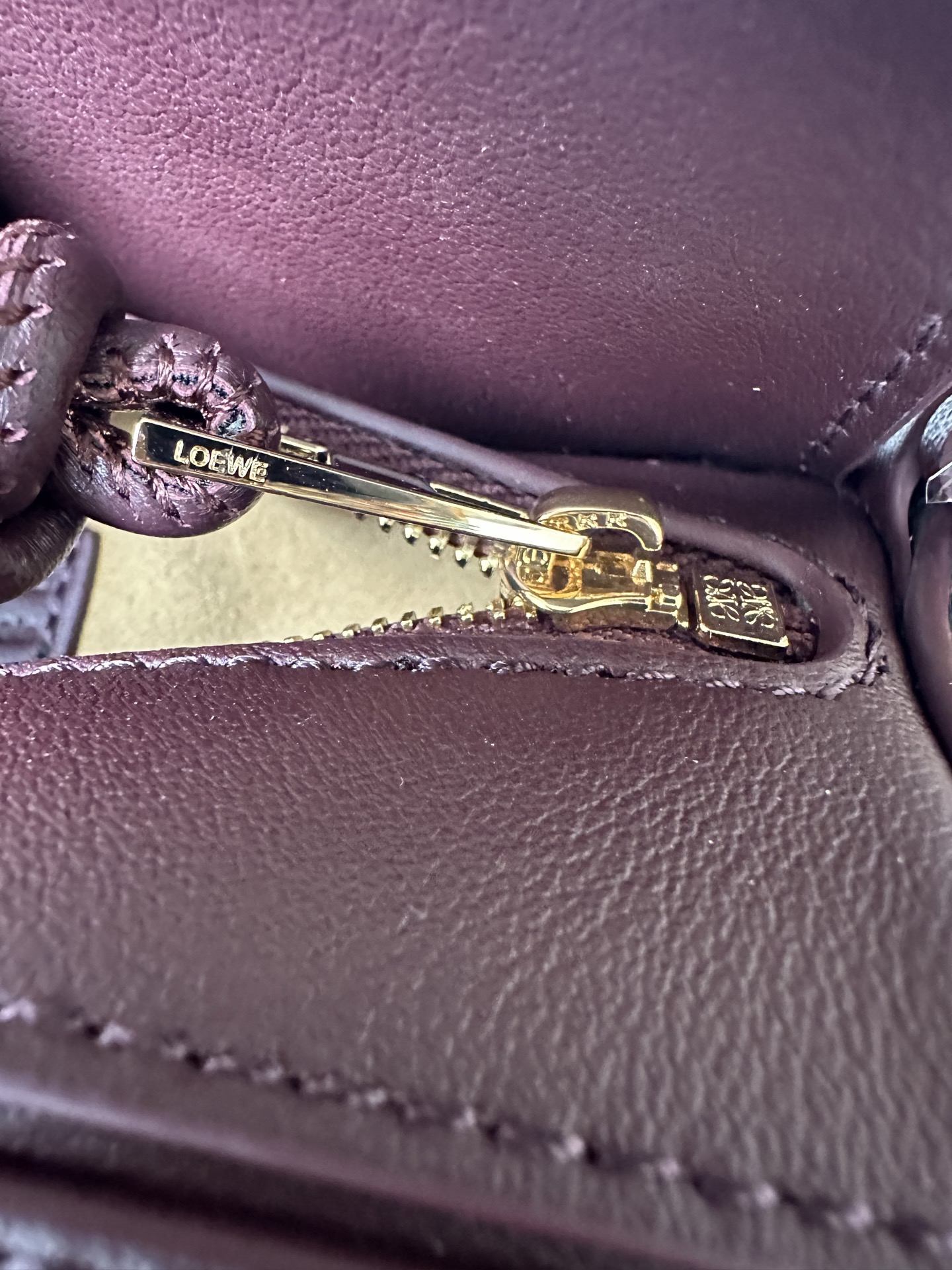 Сумка женская в стиле Loewe Puzzle Mini бордового цвета