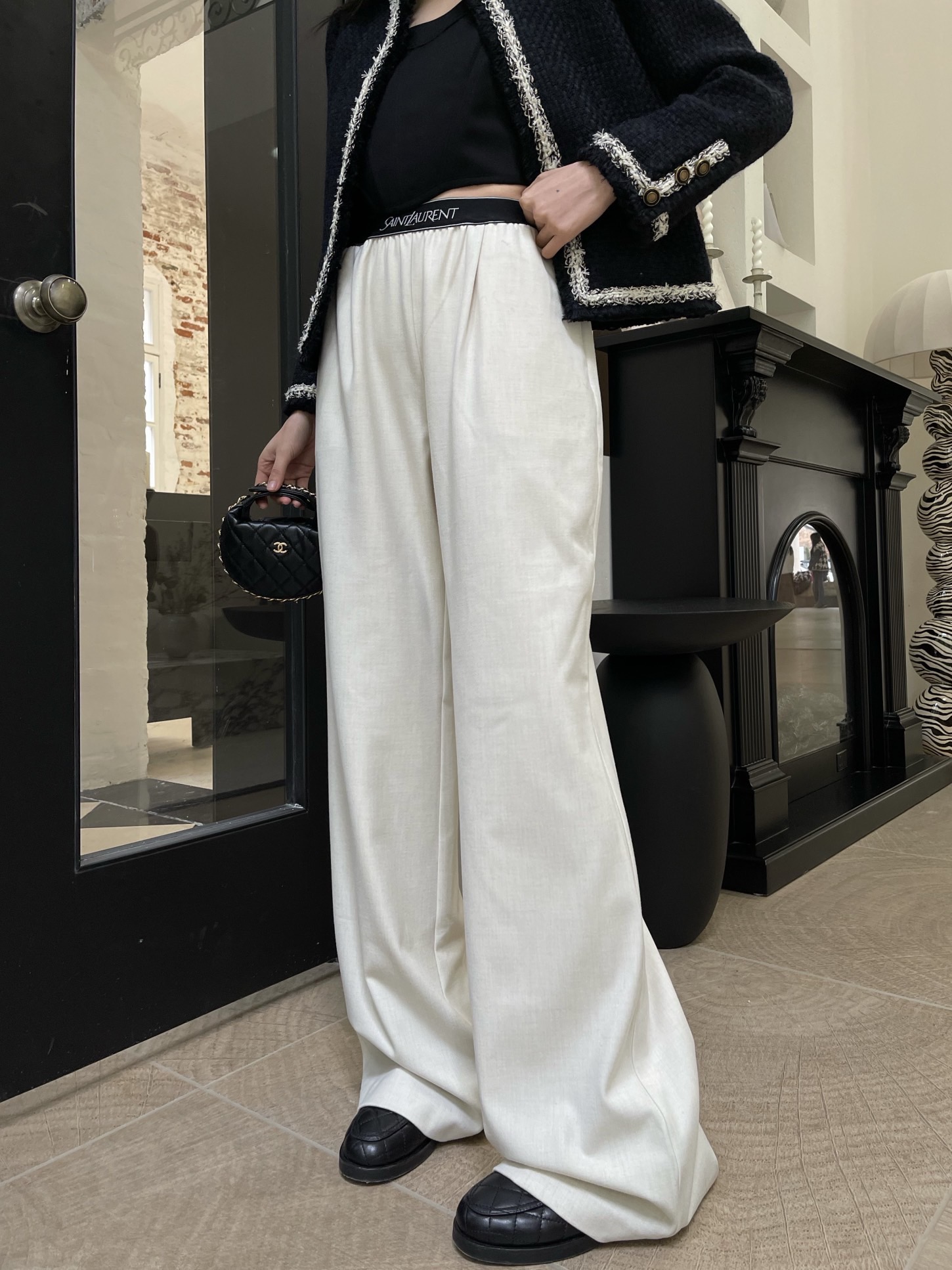 Брюки женские в стиле Saint Laurent молочного цвета с логотипом на поясе