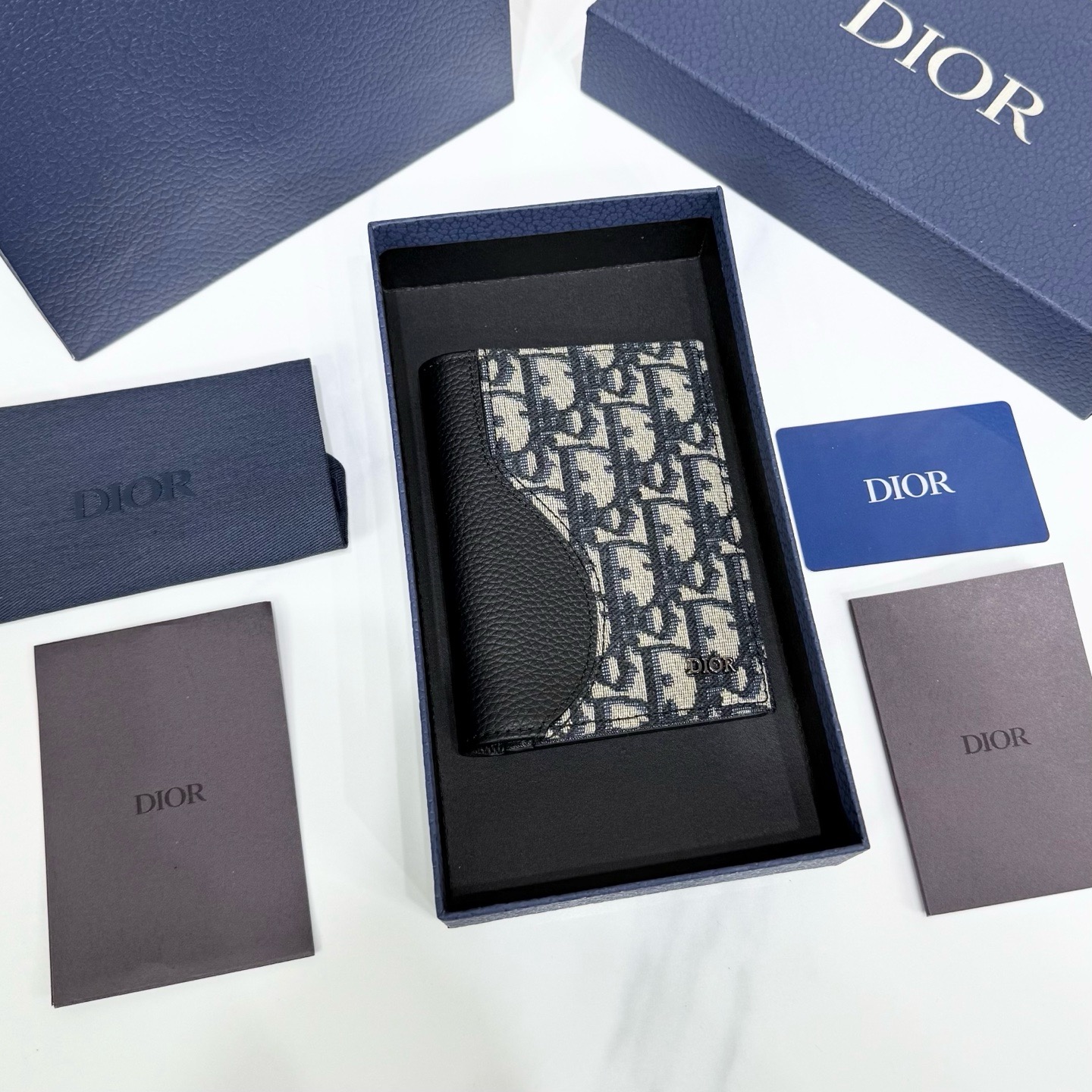 Обложка для паспорта мужская Dior бежево-чёрного цвета