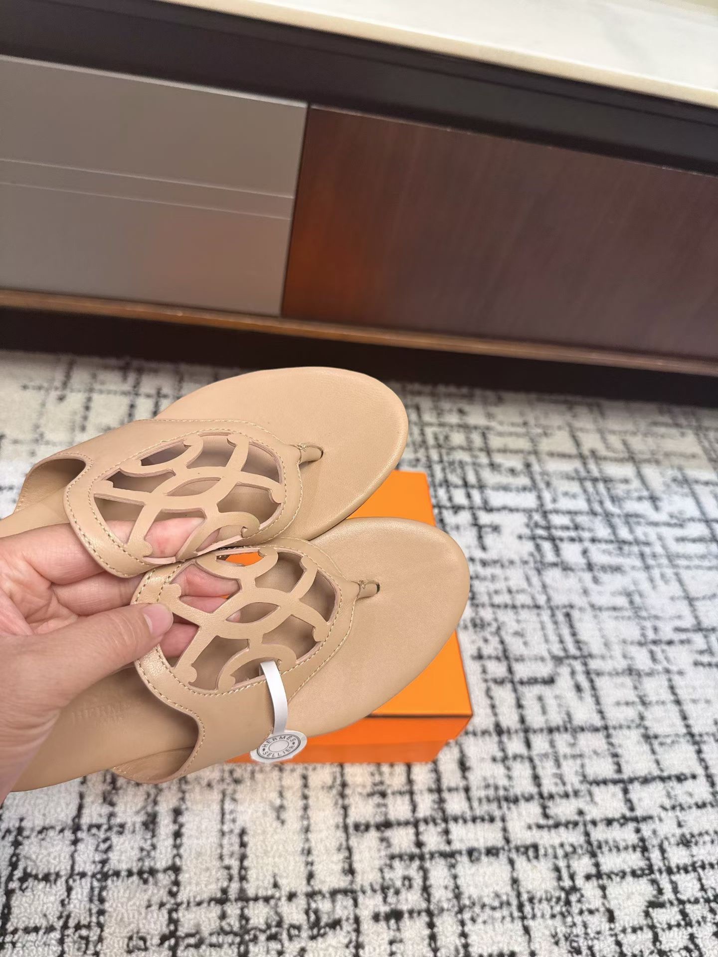 Сандалии женские в стиле Hermès Oran бежевого цвета