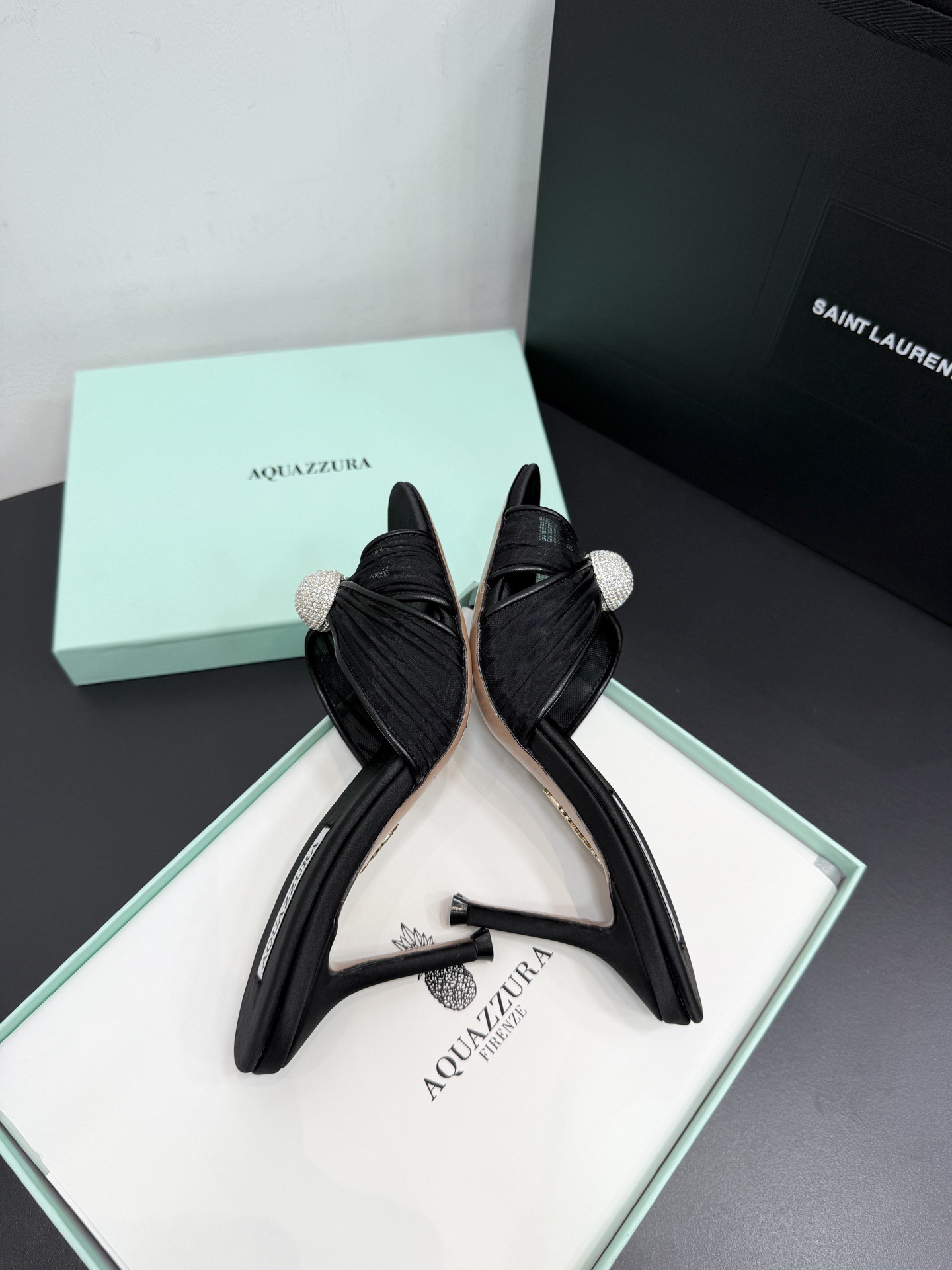 Мюли женские Aquazzura из натурального шёлка чёрного цвета