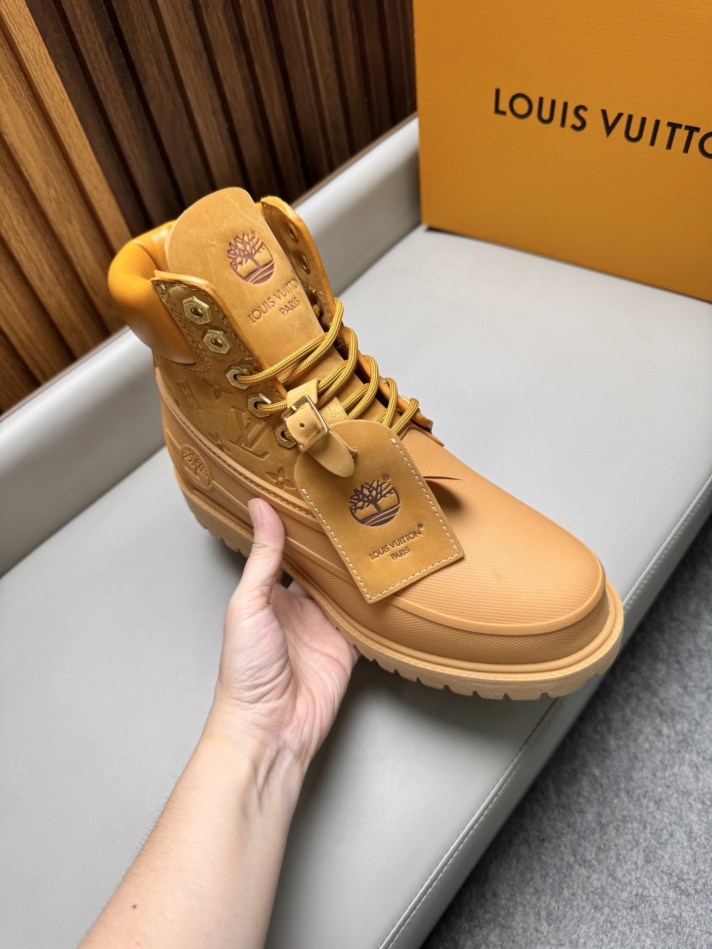 Ботинки мужские Louis Vuitton LV Remix Combat Boot песочного цвета
