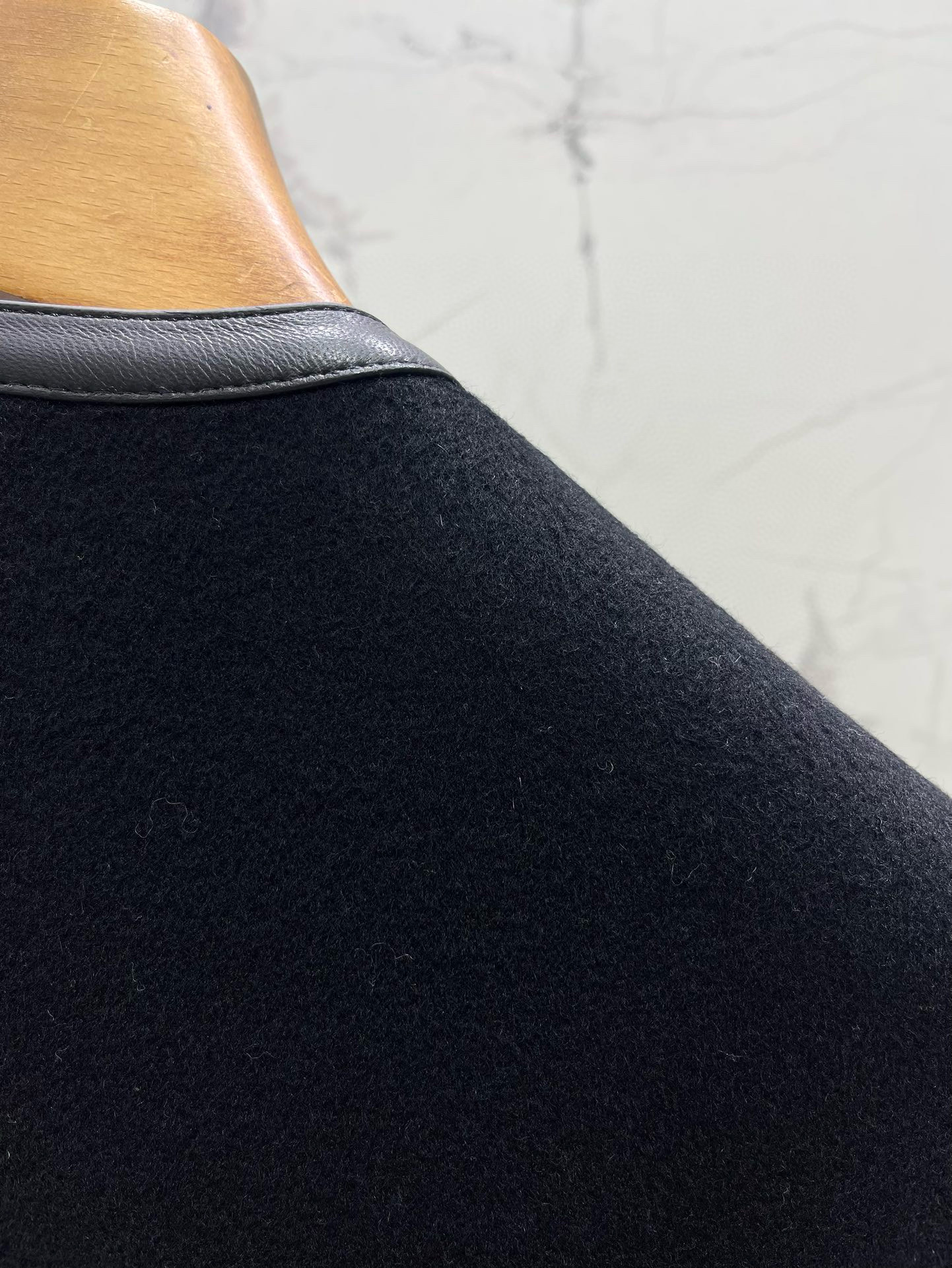 Жакет женский в стиле Hermès с вышивкой и кожаной отделкой, чёрного цвета