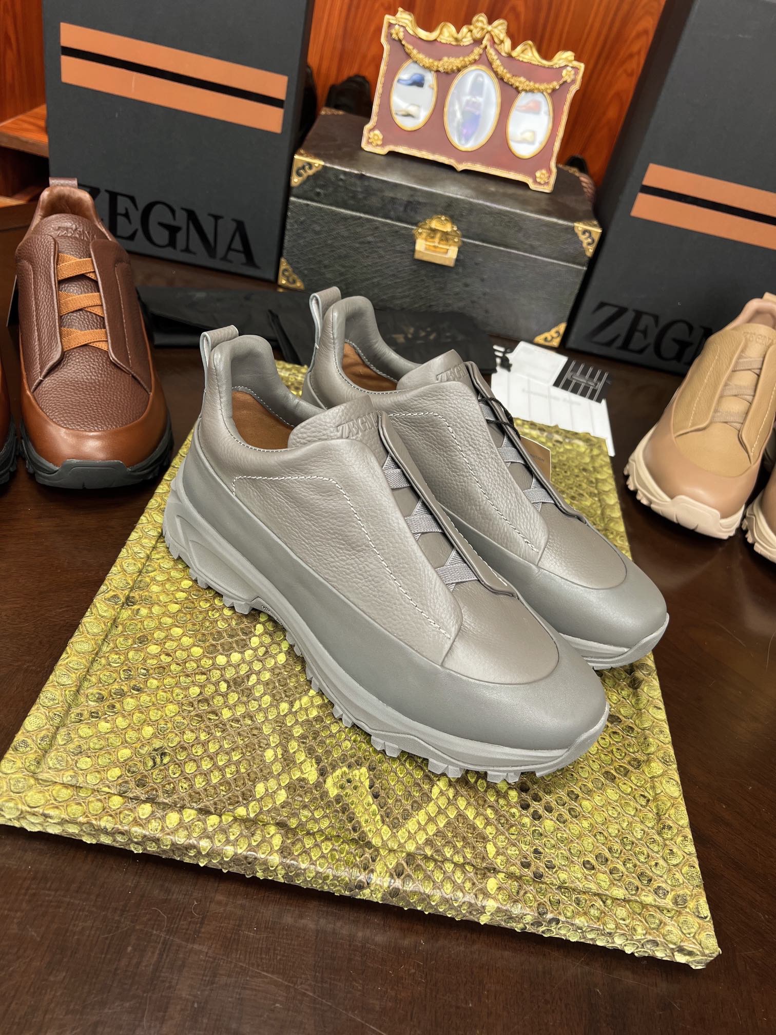 Кроссовки мужские в стиле Zegna Triple Stitch из натуральной кожи серого цвета
